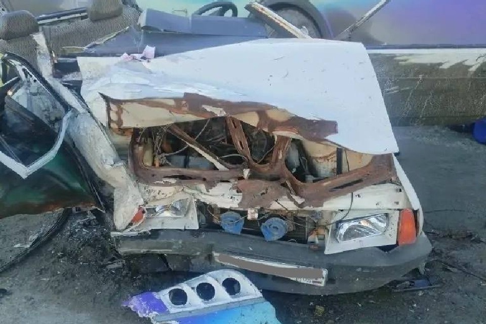    Пассажир «ВАЗ-2108» погиб до приезда скорой помощи. Фото: Госавтоинспекция Мурманской области