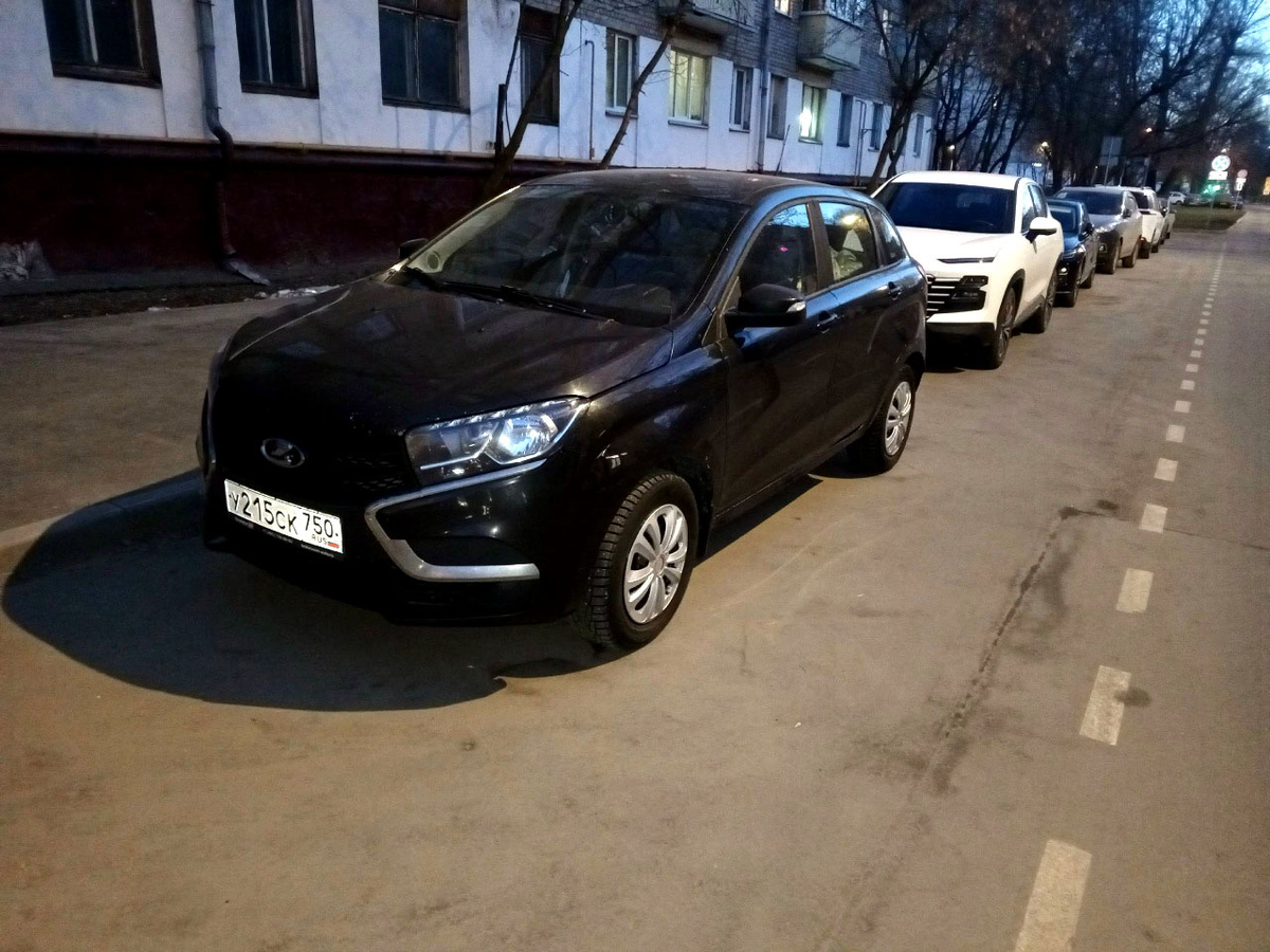 Автомобиль недалеко от квартиры и ещё на старых номерах. Фото перед отъездом