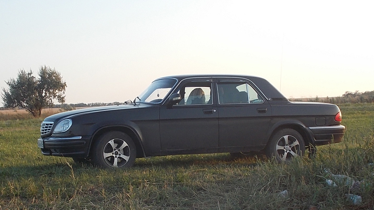 Чёрная, солидная, занимает всё пространство. Цвет назывался Чёрный Авантюрин.