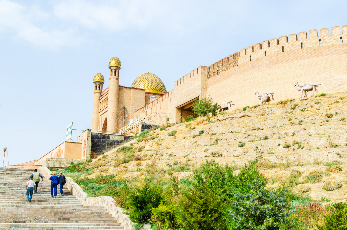 Крепость Мугтеппа в г. Истаравшан, Таджикистан