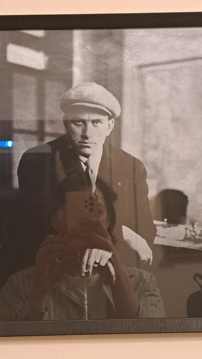 Маяковский почти никогда не улыбался на фото.