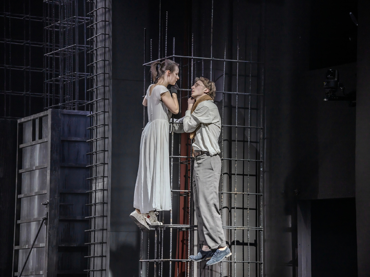 Полина Рафеева (Джульетта) и Григорий Здоров (Ромео). Фото: Валерий Масяников.