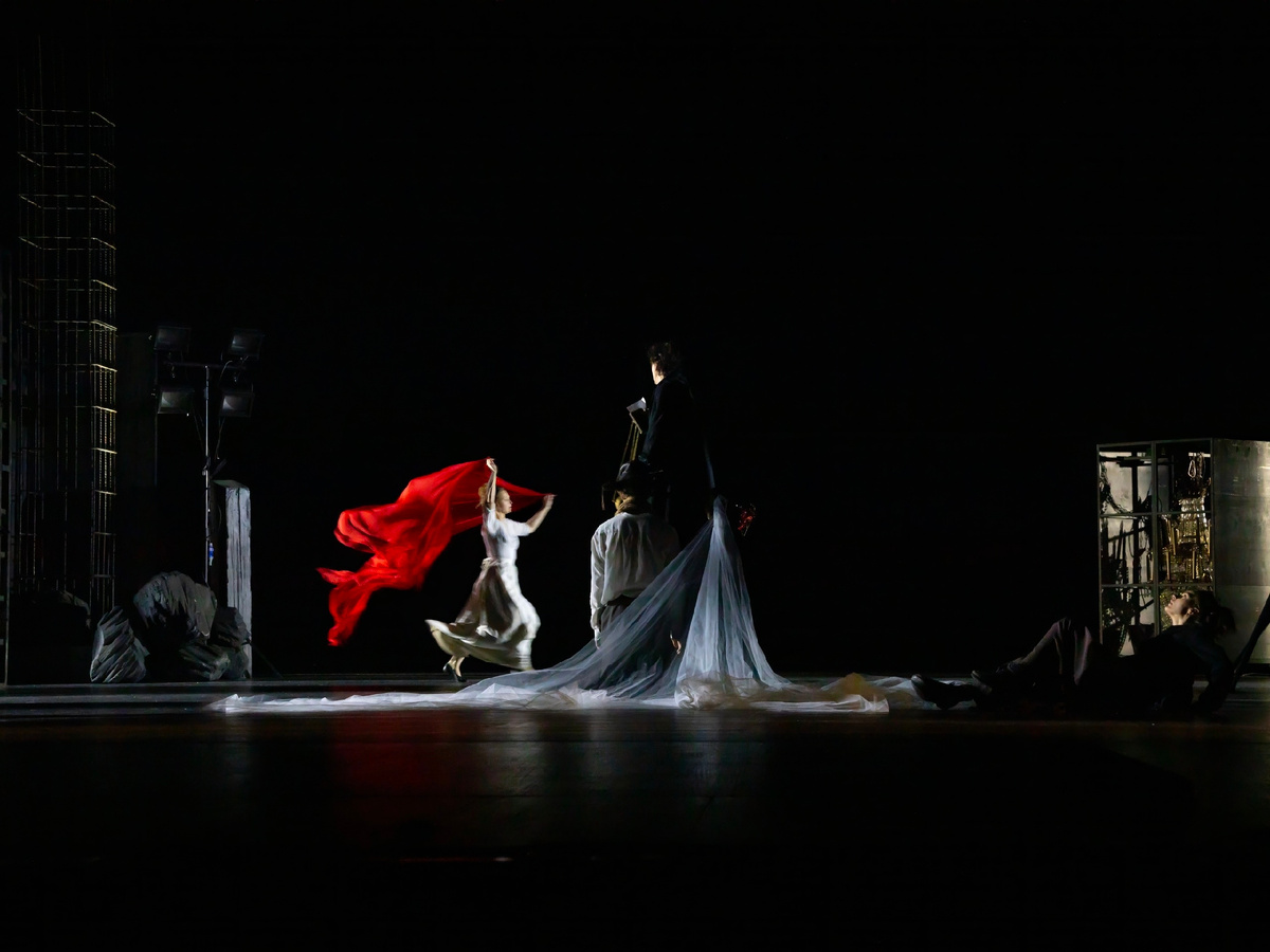 Сцена из спектакля. Фото: Валерий Масяников.