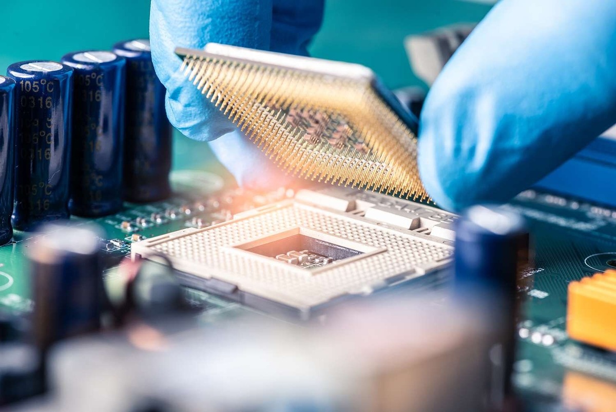    ГК «Элемент» (MOEX:ELMT) – является лидером в производстве отечественных электронных компонентов. Продукция Группы используется в ключевых отраслях российской экономики, включая здравоохранение, энергетику, транспорт, нефтедобычу и газовую промышленность, авиастроение и судостроение, а также космическую отрасль. Источник: Сайт Научно-исследовательский институт точного машиностроения (НИИТМ).