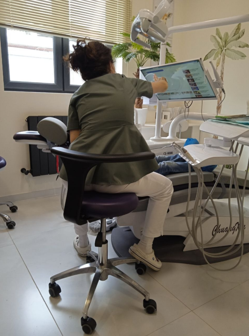 Дело даже не в игрушках, мультиках, специальных очках и обязательном "подарочке за храбрость". Ребенку искренне хотели помочь. Его смешили, хвалили, ласкали. Ему разрешили подержать инструменты. Надули шарик. Сообщили, какой он молодец.