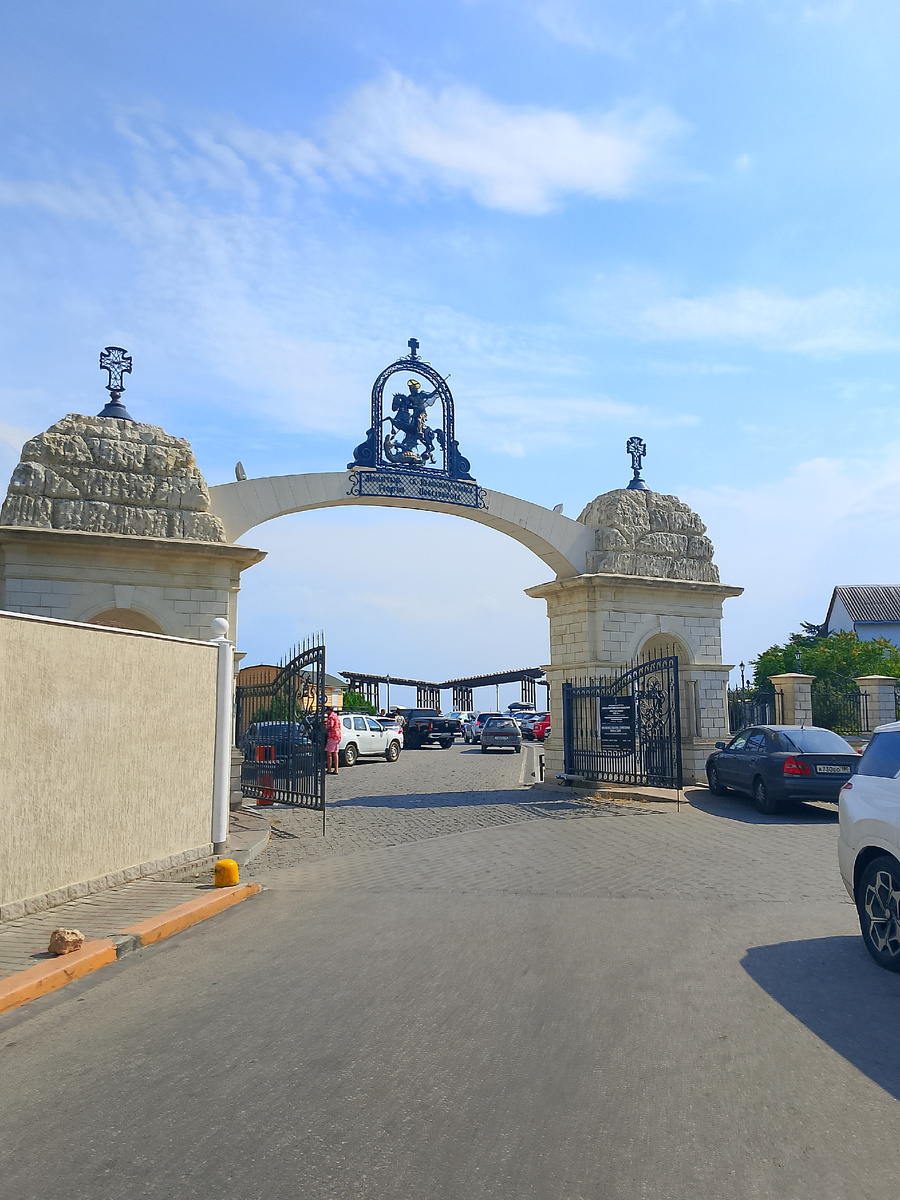 Въездные ворота в монастырь
