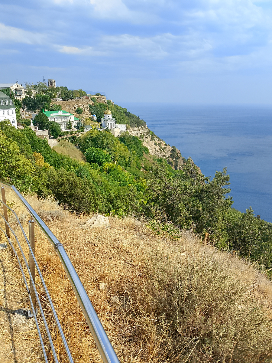 Вид на монастырь