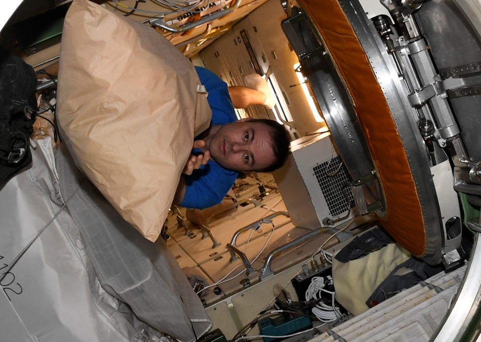 Андрей Федяев переносит грузы на МКС. Фото: Роскосмос