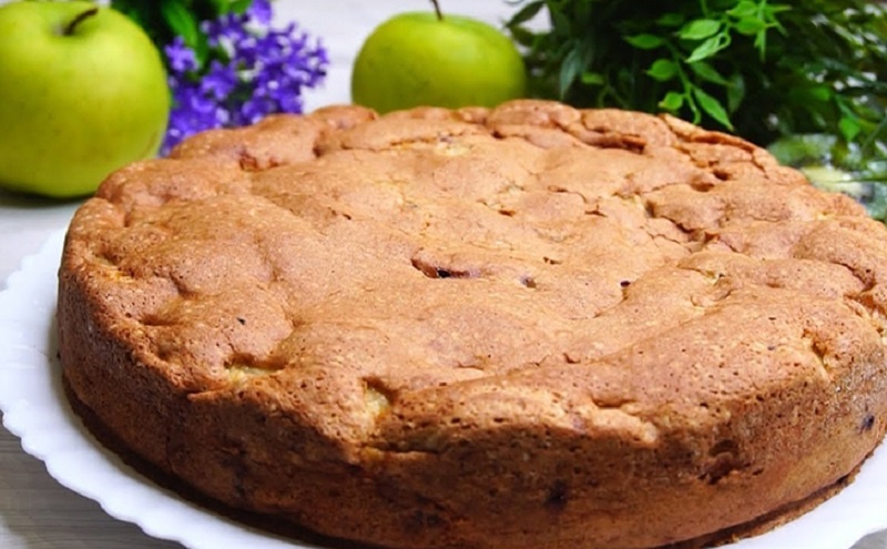 Как приготовить идеальную шарлотку “12 ложек”: самый простой яблочный пирог с карамельной корочкой