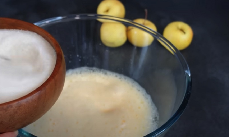 Как приготовить идеальную шарлотку “12 ложек”: самый простой яблочный пирог с карамельной корочкой