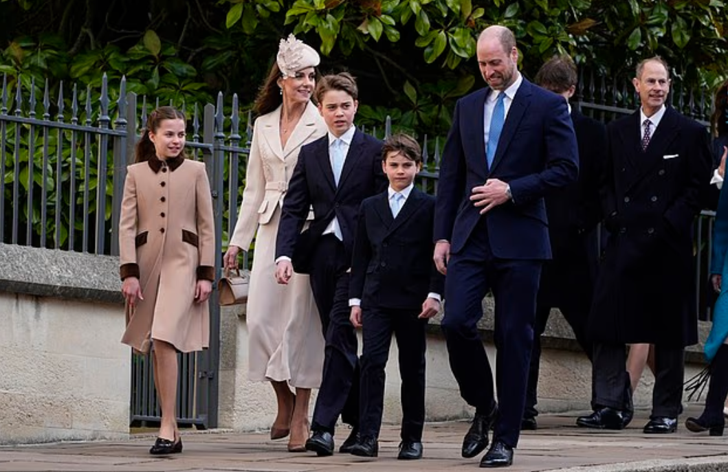 Принц и принцесса Уэльские прибывают со своими детьми, принцем Джорджем, принцессой Шарлоттой и принцем Луи, прибывают с другими членами королевской семьи для участия в пасхальной службе в часовне Святого Георгия в Виндзорском замке – 5 апреля 2026 г.