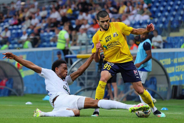 Тимур Сулейманов и Фаринья в матче «Ростов» - «Пари НН» / Telegram-канал «ФК «Ростов»»  📷