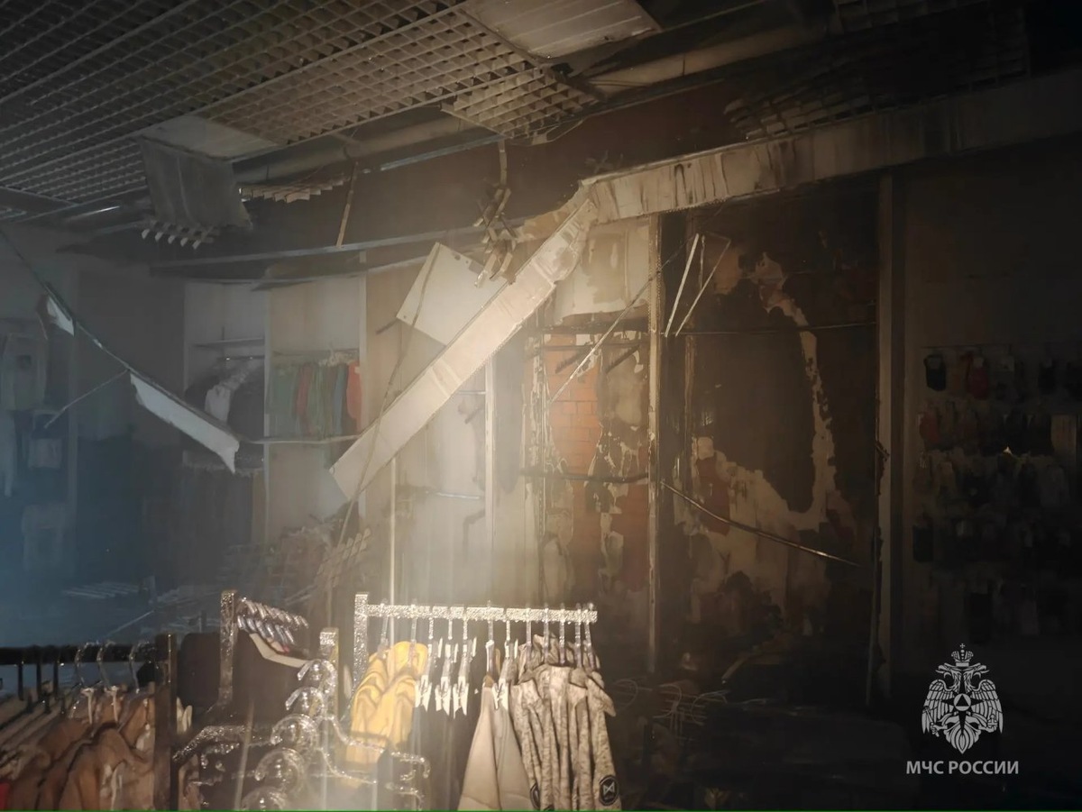    В Нягани тушили пожар в крупнейшем торговом центре городе