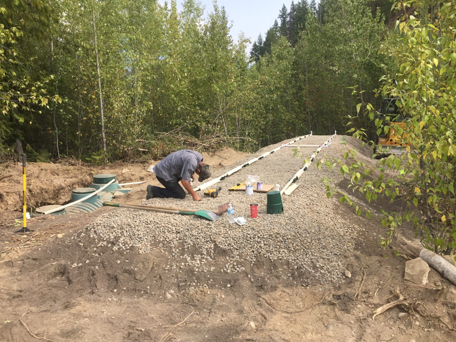 Фото 1. С сайта подрядчика: https://groundstone.ca/2018/06/above-ground-septic-system/ 