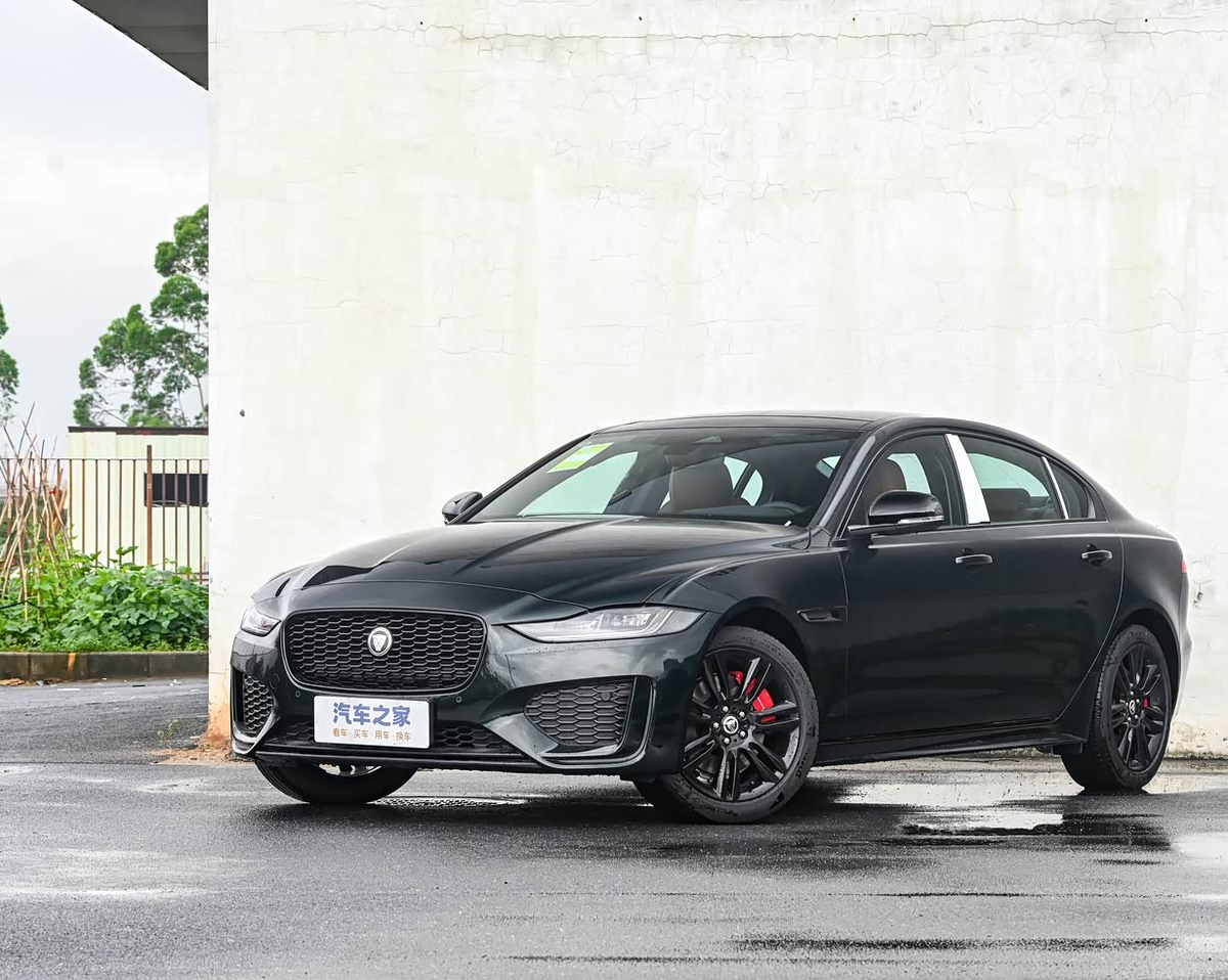 Остатки складских запасов Jaguar XE до сих пор продают в Китае. Дилеры предлагают огромные скидки. Стоимость этих седанов – от 167 300 юаней или около 1,94 млн рублей по курсу на дату подготовки обзора