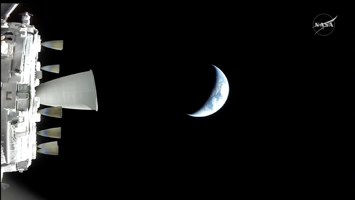 Хвостовая часть «Ориона» и Земля. Снимок сделан камерой, установленной на солнечной батарее космического корабля.