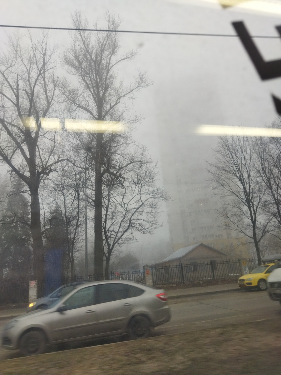 Верх высотки почти не видно