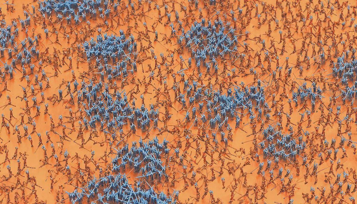 Внутри ферромагнетика атомы выстроены в домены – как строй солдатиков, смотрящих в одну сторону. Тепло заставляет их дрожать, строй рушится, магнит теряет силу.