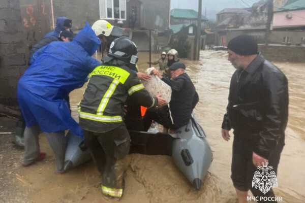 Сотрудники МЧС эвакуируют жителей из домов на подтопленной улице в Махачкале, 28 марта 2026 года / МЧС РФ/РИА Новости   📷