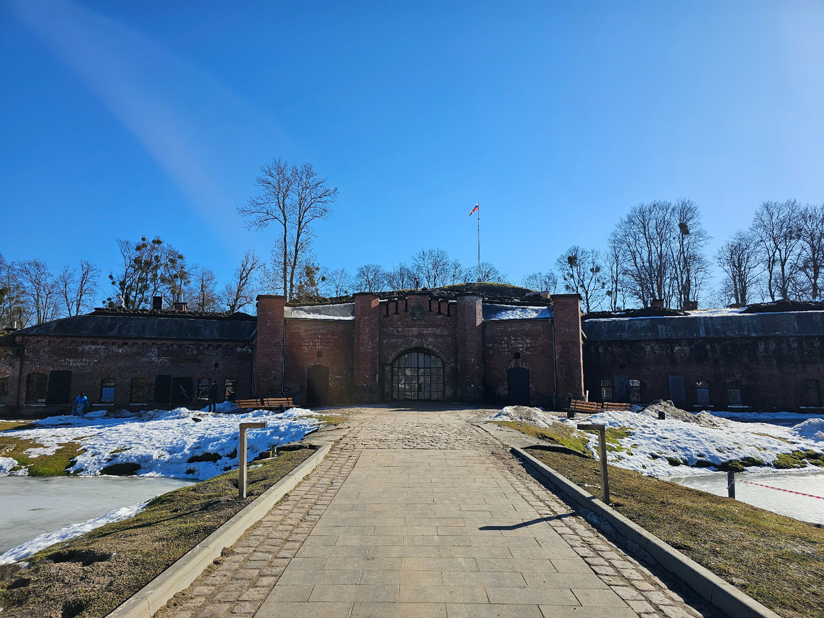 Главный вход в форт. Закладной камень с датами постройки. Герб рода Дёнхофф.