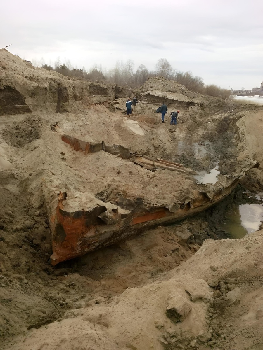 Тюмень, улица Мельникайте, апрель 2026 года. Экскаватор клацнул ковшом о что-то твёрдое. Не камень, не бетон — глухой, древесный стук, перемешанный с лязгом железа. Рабочий Володя сплюнул и заглушил мотор.