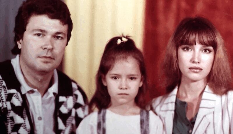    Анна Самохина с первым супругом Александром и их дочерью Александрой.