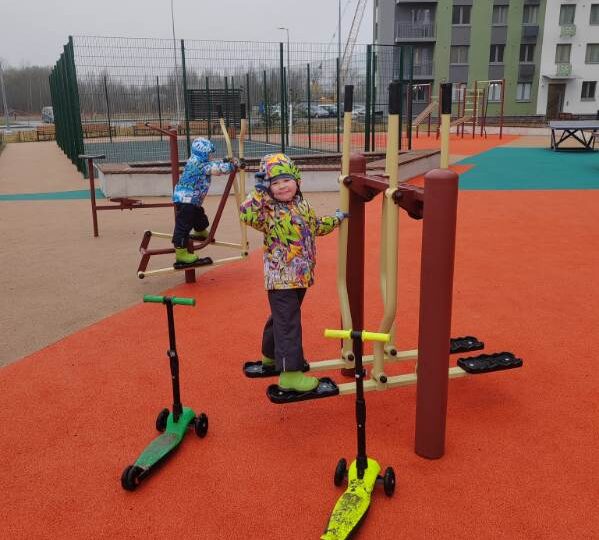 Новости от двойняшек: неделя на новом месте