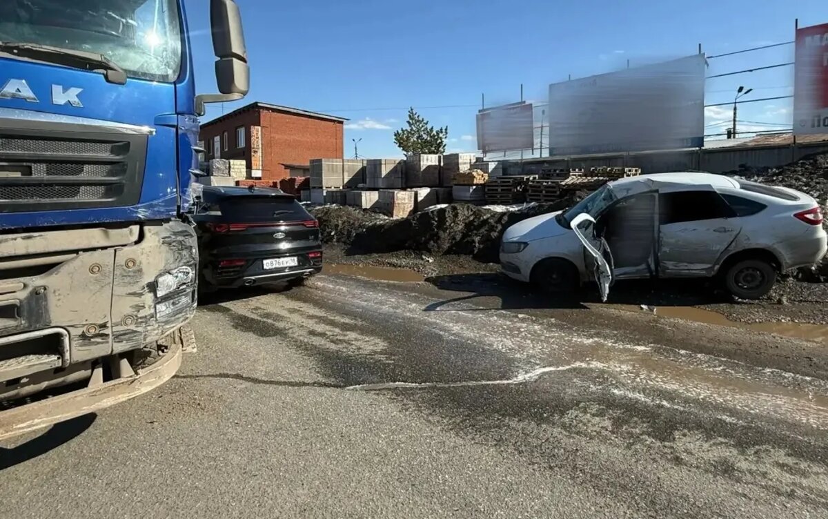    Мужчина погиб при столкновении легковушки и грузовика в Ижевске