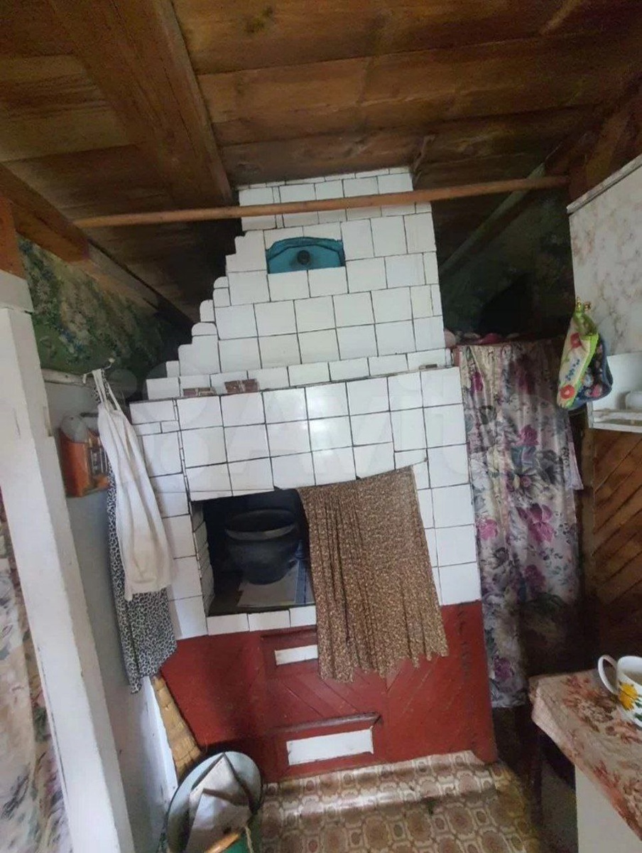 Вот она, кормилица, извините, что кривое фото, было очень холодно и руки дрожали. Смотрите на краснокоричневую часть печи, белые заслонки - называются "подпечье". Там и был клад!