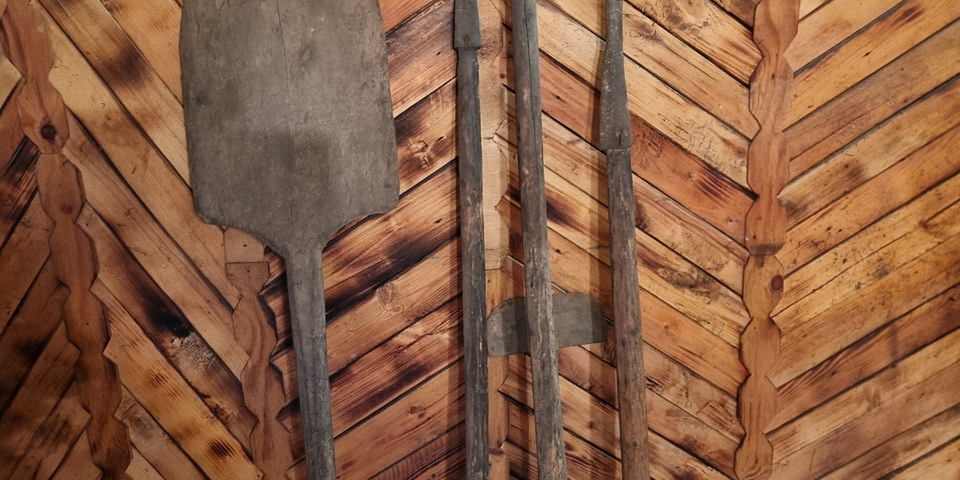 Интересные находки под русской печкой деревенского заброшенного дома. Продолжаем искать сокровища.