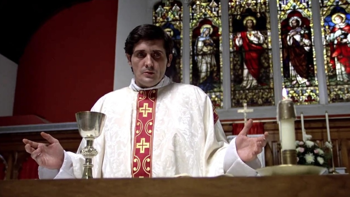 На изображении  запечатлён актёр Джейсон Миллер (Jason Miller) в образе отца Дэмиена Карраса — персонажа из культового фильма ужасов «Изгоняющий дьявола» (The Exorcist, 1973), режиссёром которого был Уильям Фридкин.