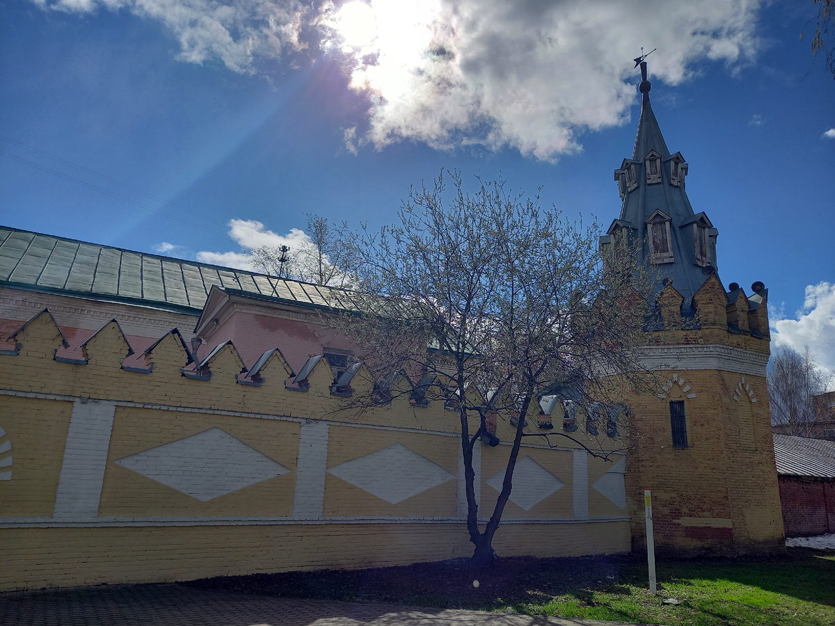 сохранившаяся стена и башня "женского двора"