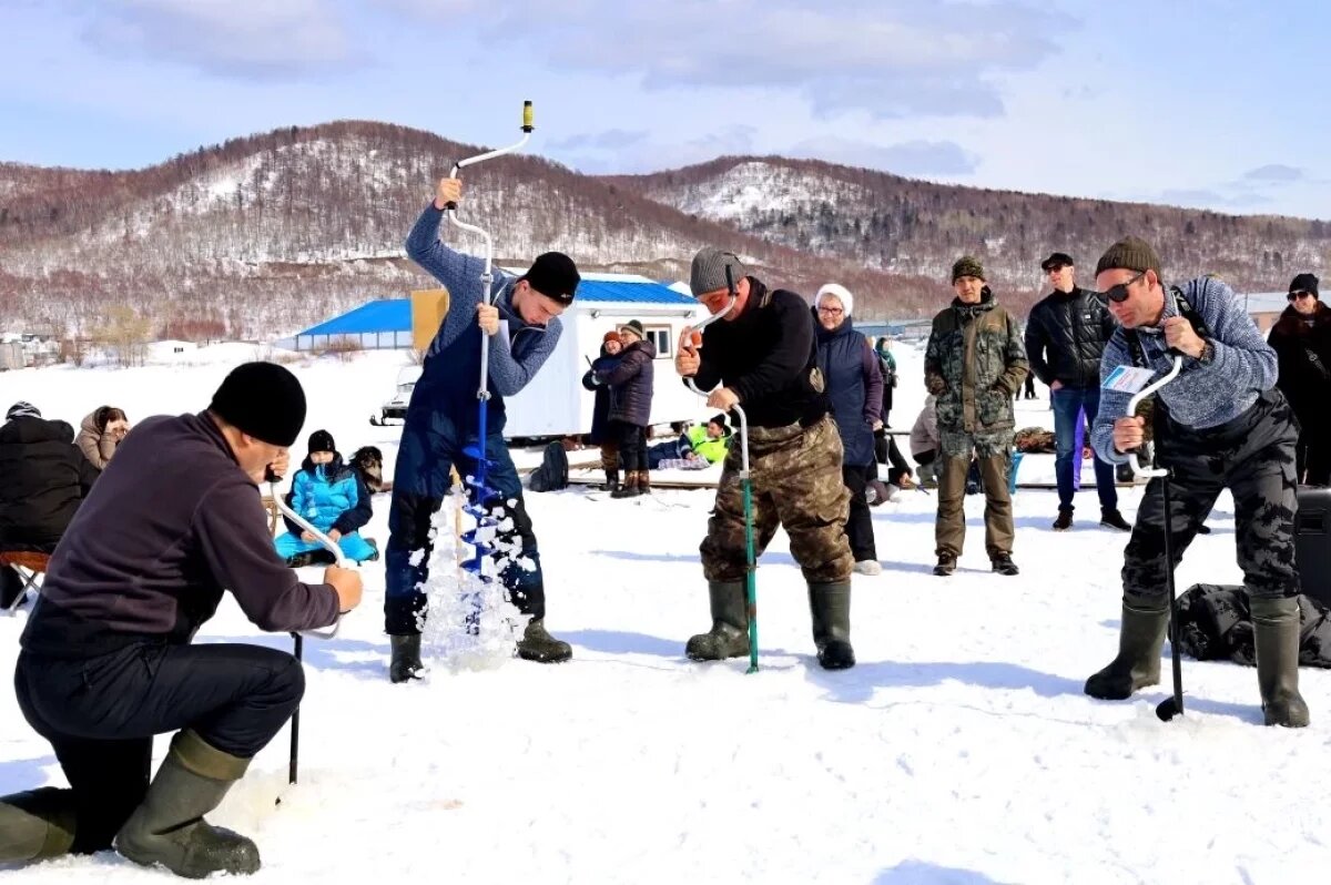    Тысяча рыбаков ловили корюшку на скорость на фестивале в Хабаровском крае