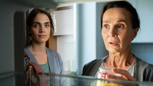 «Не ваше дело», — сказала я свекрови, когда нашла её в нашей спальне с чужими руками в моём шкафу