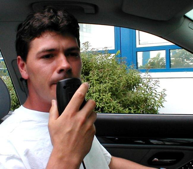 Новости про алкозамки СМИ традиционно иллюстрируются счастливыми юношами и девушками, сосредоточенно дышащими в мундштук etsc.eu