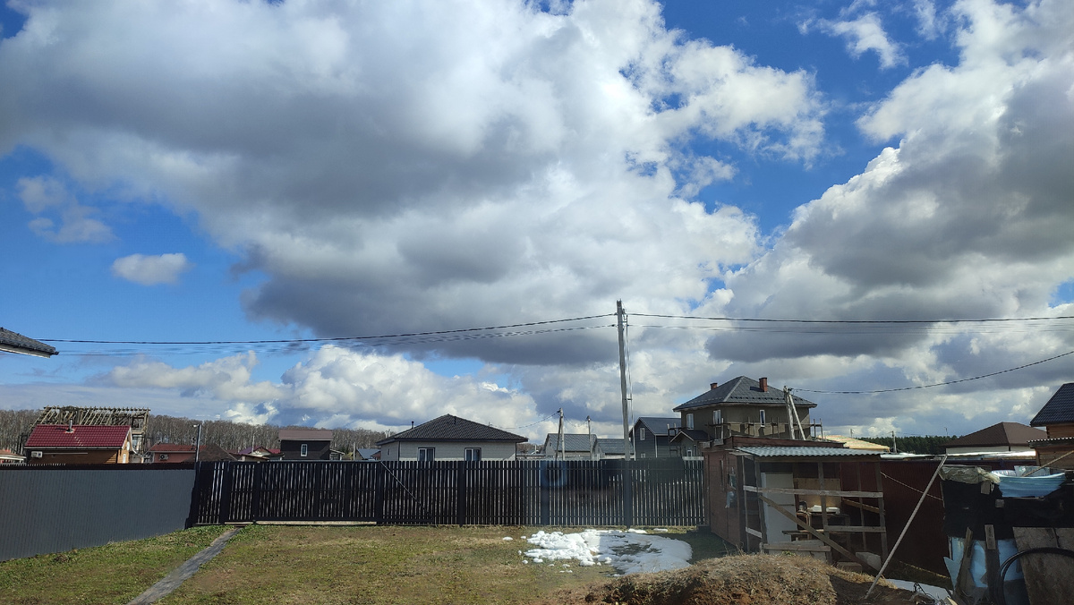 Вот такое сегодня мощное небо. Оно то в тучах, то всё за тучами