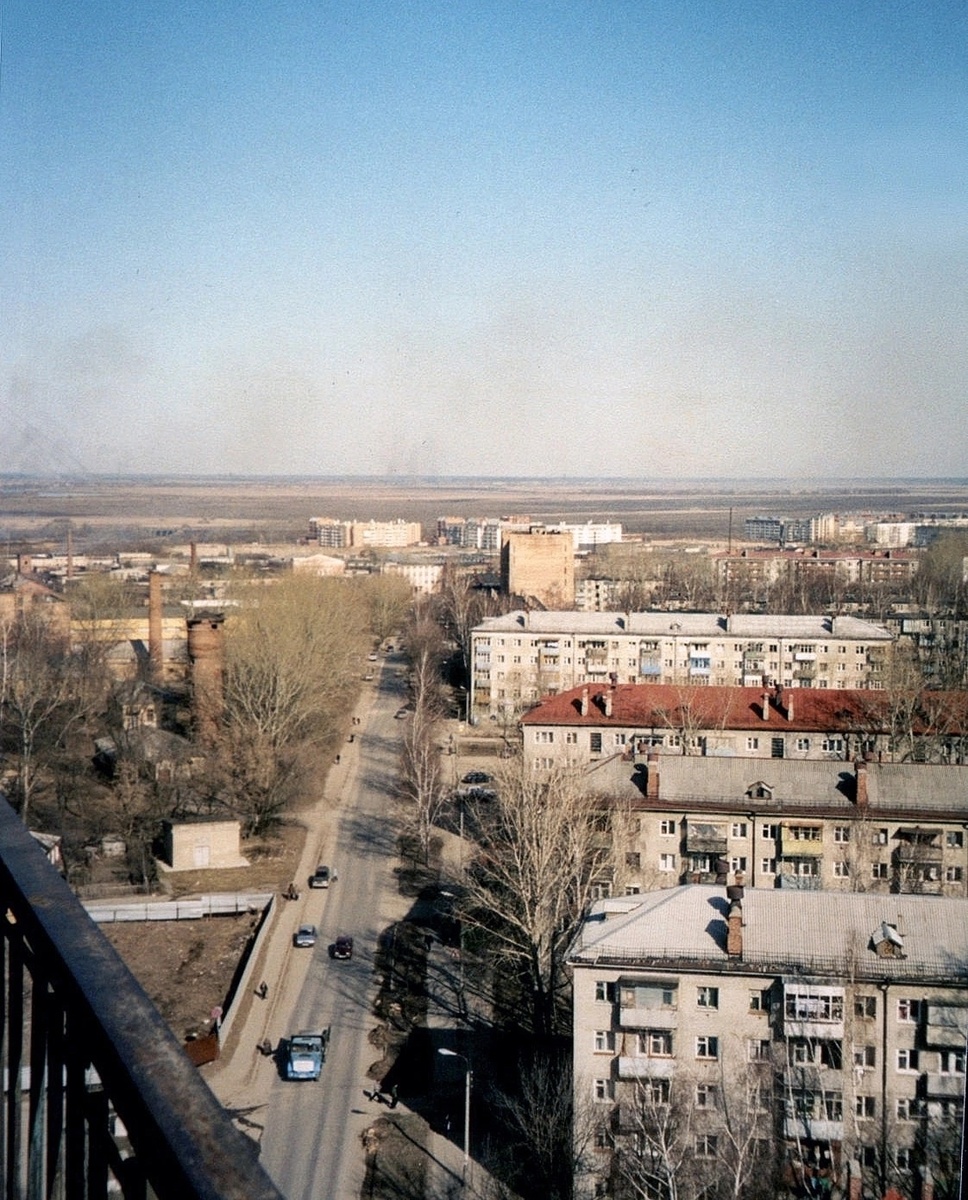 Вид с балкона 16-го этажа на улице Фирсова в конце 80-х - начале 90-х