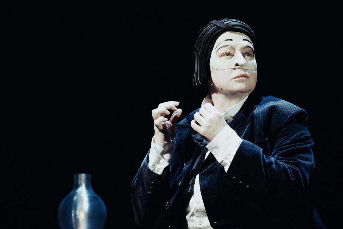 фото с сайт театра https://vakhtangov.ru/show/dead_souls/