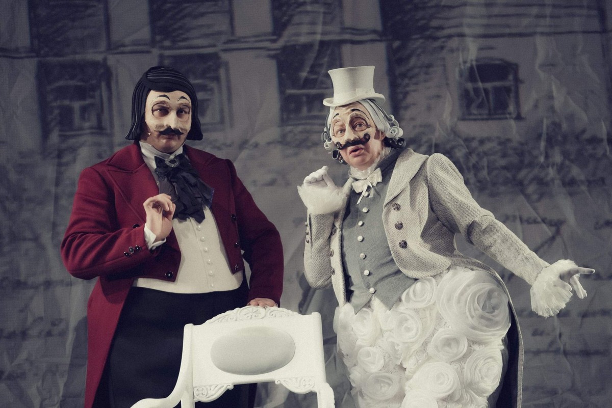 фото с сайта театра https://vakhtangov.ru/show/dead_souls/