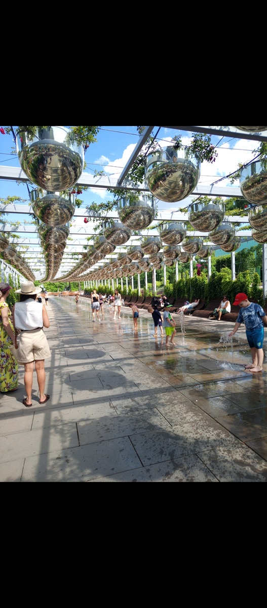 Июнь месяц, дети с удовольствием плюхаются в воде .