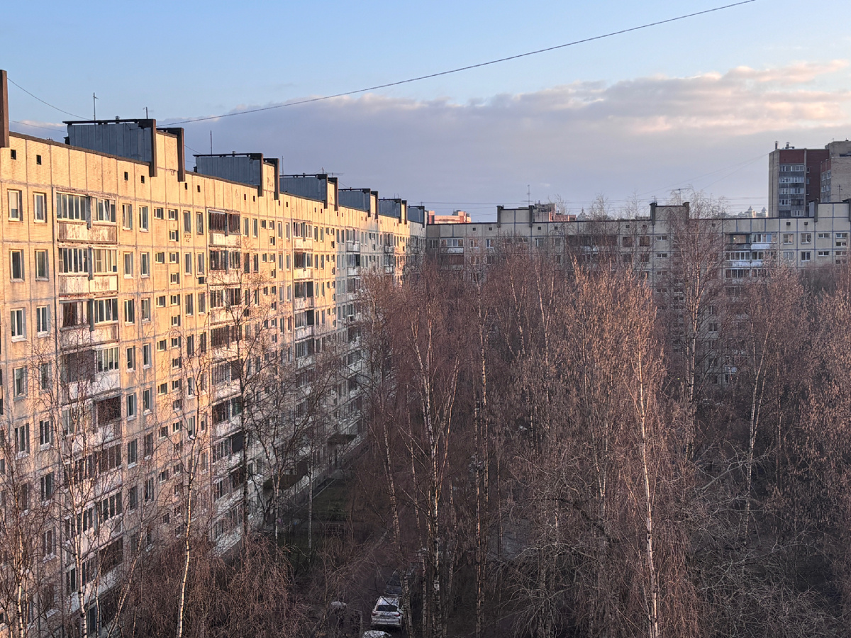 Разница в освещении. Один дом — два мира.