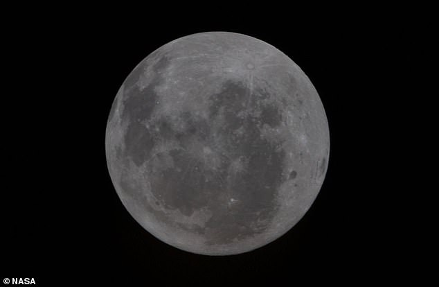 Бассейн Ориентале виден вдоль самого правого края лунного диска, и это первый случай, когда его целиком удалось увидеть невооруженным глазом.