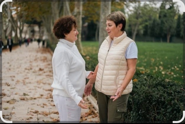 Приятная беседа встретившихся  женщин. 