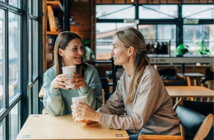 Вежливость такт , больше сближает , чем внедрение в личное пространство . 