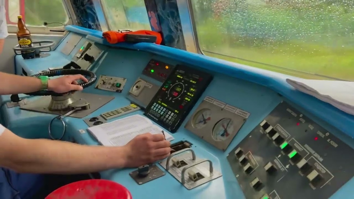 На картинке видно 2 колеса, которое обыватель может принять за "рули", но каждый железнодорожник скаэет вам что это контроллер и ручной тормоз. 