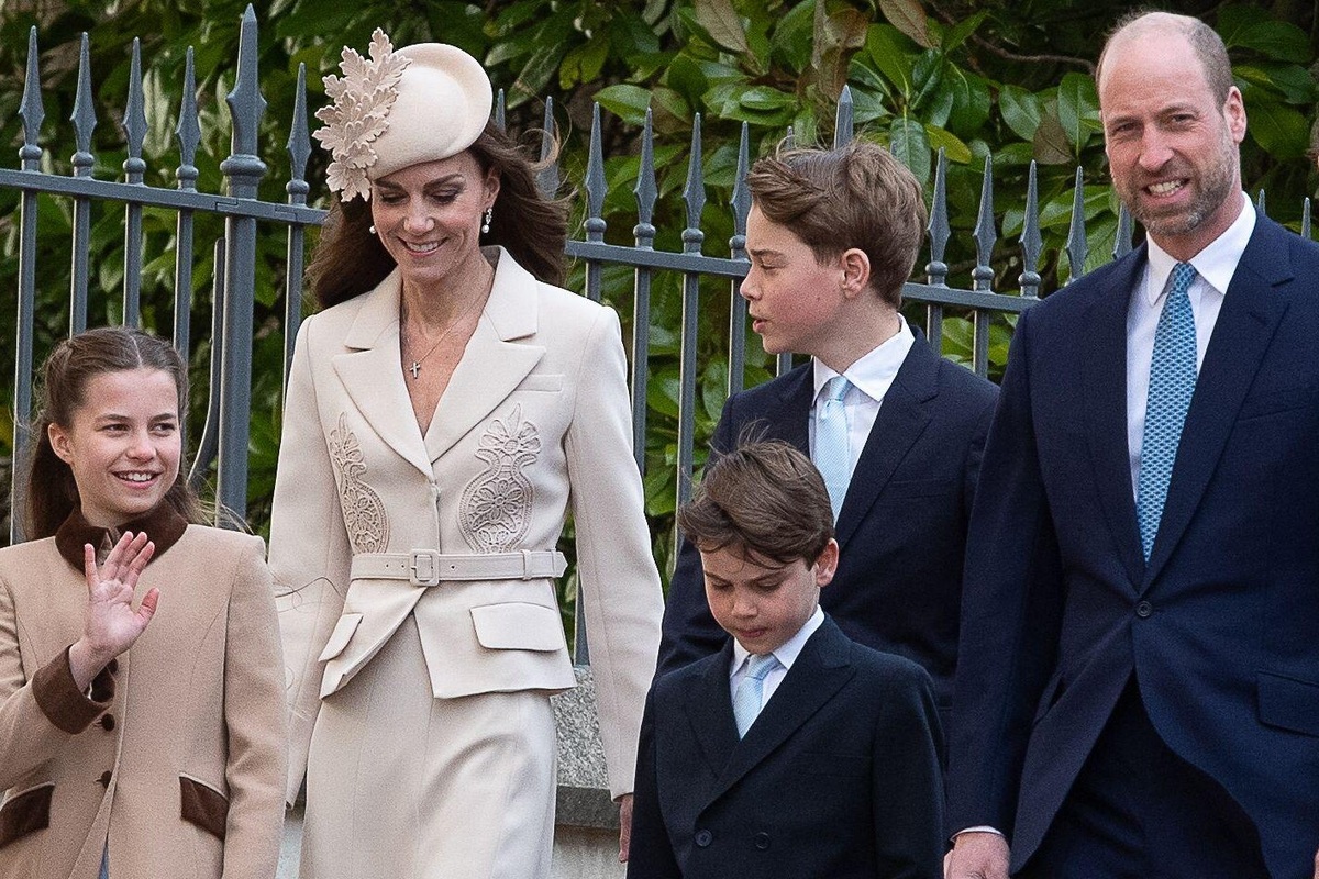     Кейт Миддлтон в кремовом костюме и элегантной шляпке вместе с мужем, дочерью и сыновьями появилась на пасхальной службе