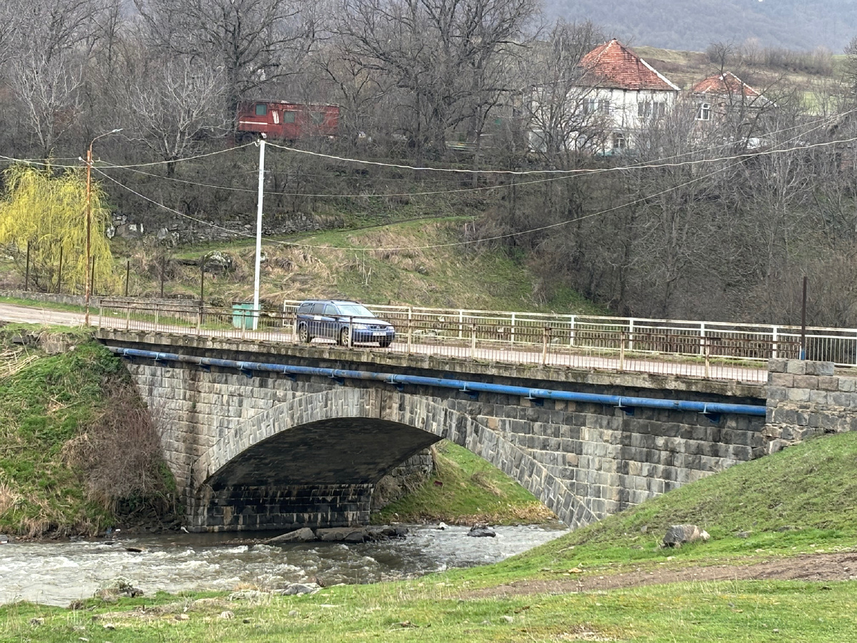 Каменный мост в Куртане — это классический арочный мост из базальта — крепкий, приземистый, сделанный на века. 