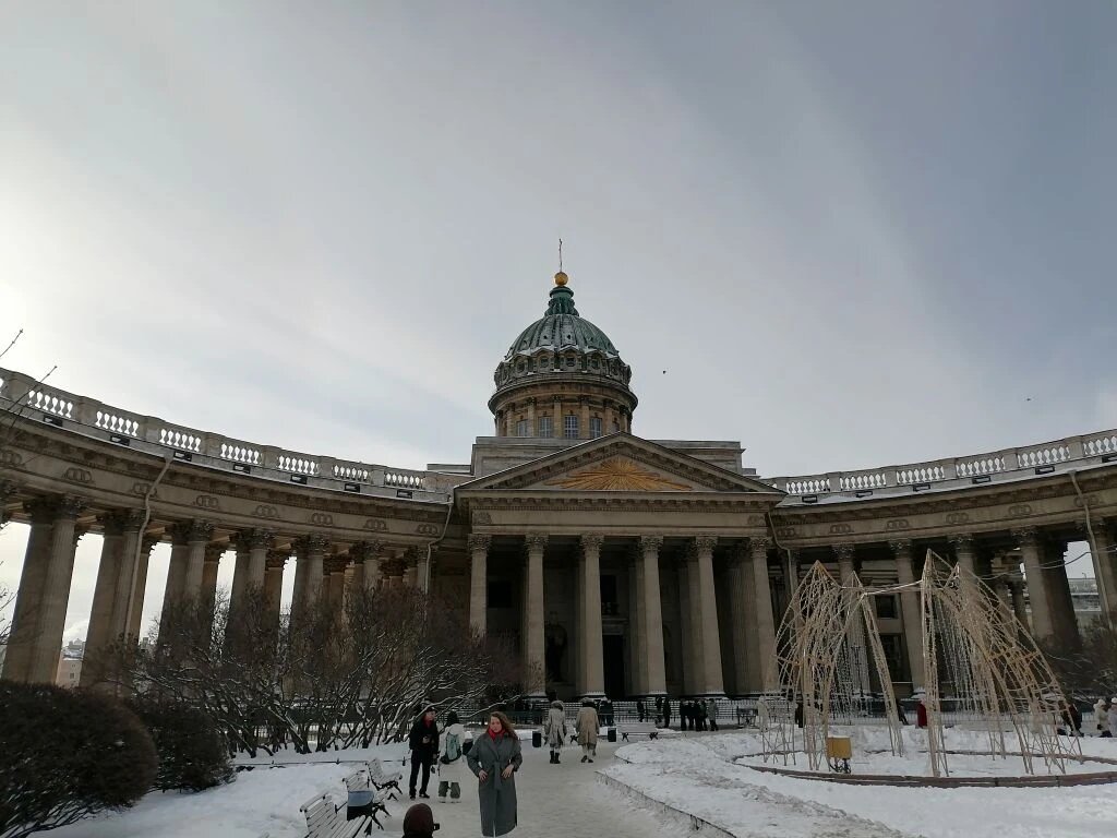Собственно, вон сразу два гренадера перед собором