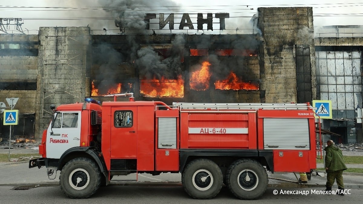 Крупный пожар в ТЦ «Гиант» в Калининграде.Фото: Александр Мелехов / ТАСС Алексей Луньков  📷
