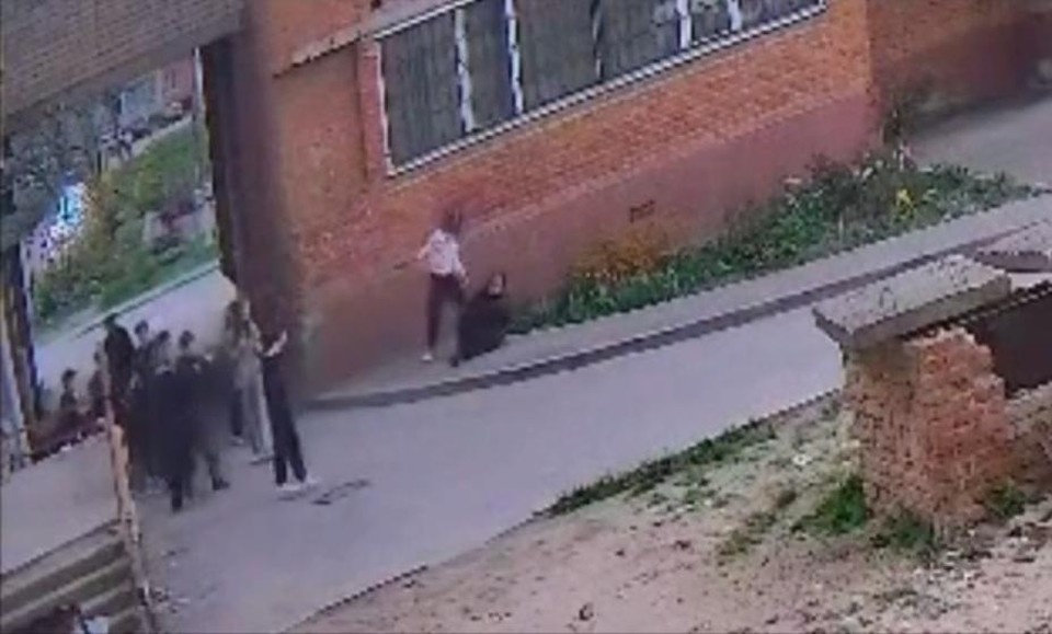    Избиение попало на камеры Фото: скриншот видео